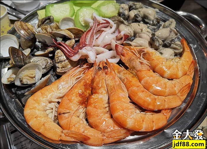 澎湖特產必吃鮮食堂有超豪華海鮮蒸鍋，食材新鮮又好吃，吃起來就是一個爽字！