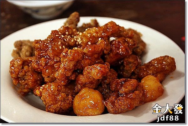 台中美食排行裡常出現朴大哥，每次去必點紅醬雞翅。